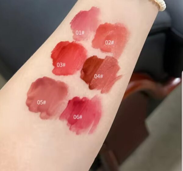 Light Glass-Like Lip Lacquer