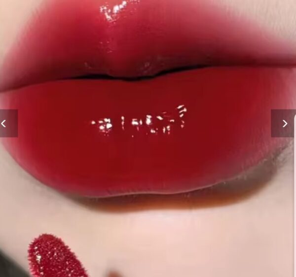 Light Glass-Like Lip Lacquer